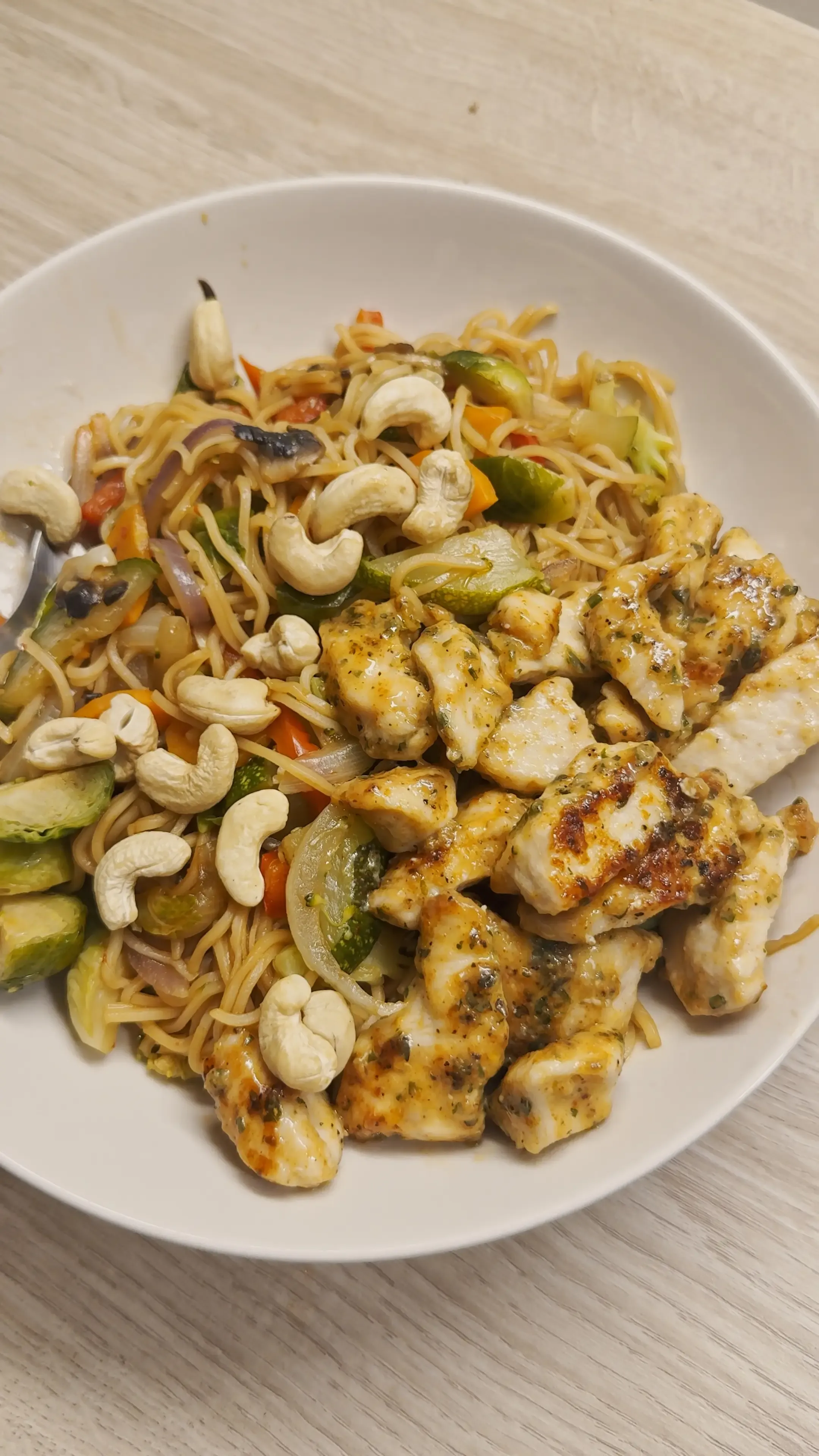 Macarrão wok estilo chinês com frango crocante - Image 1