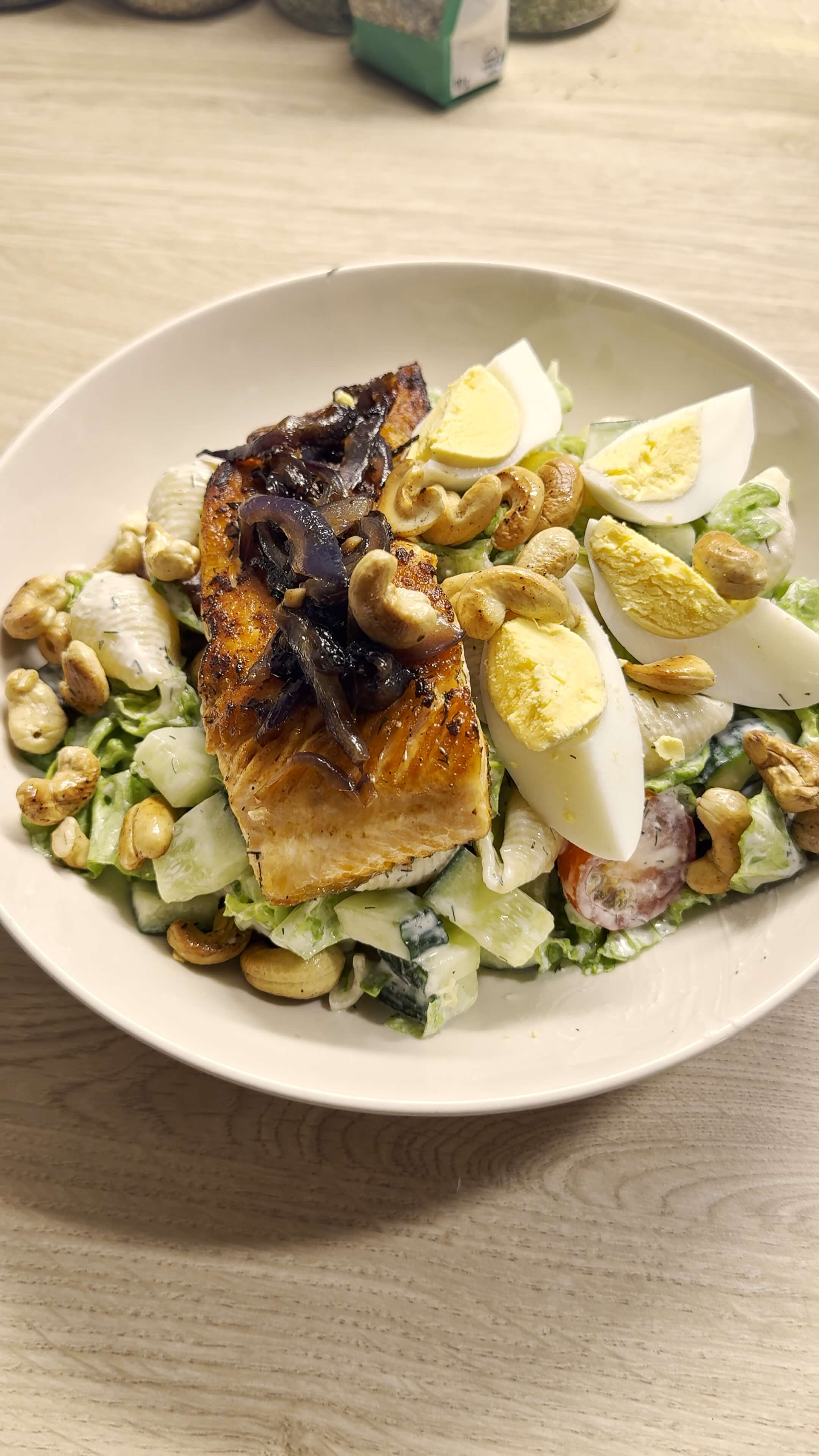 Insalata di pasta con salmone e salsa allo yogurt e aneto - Image 1